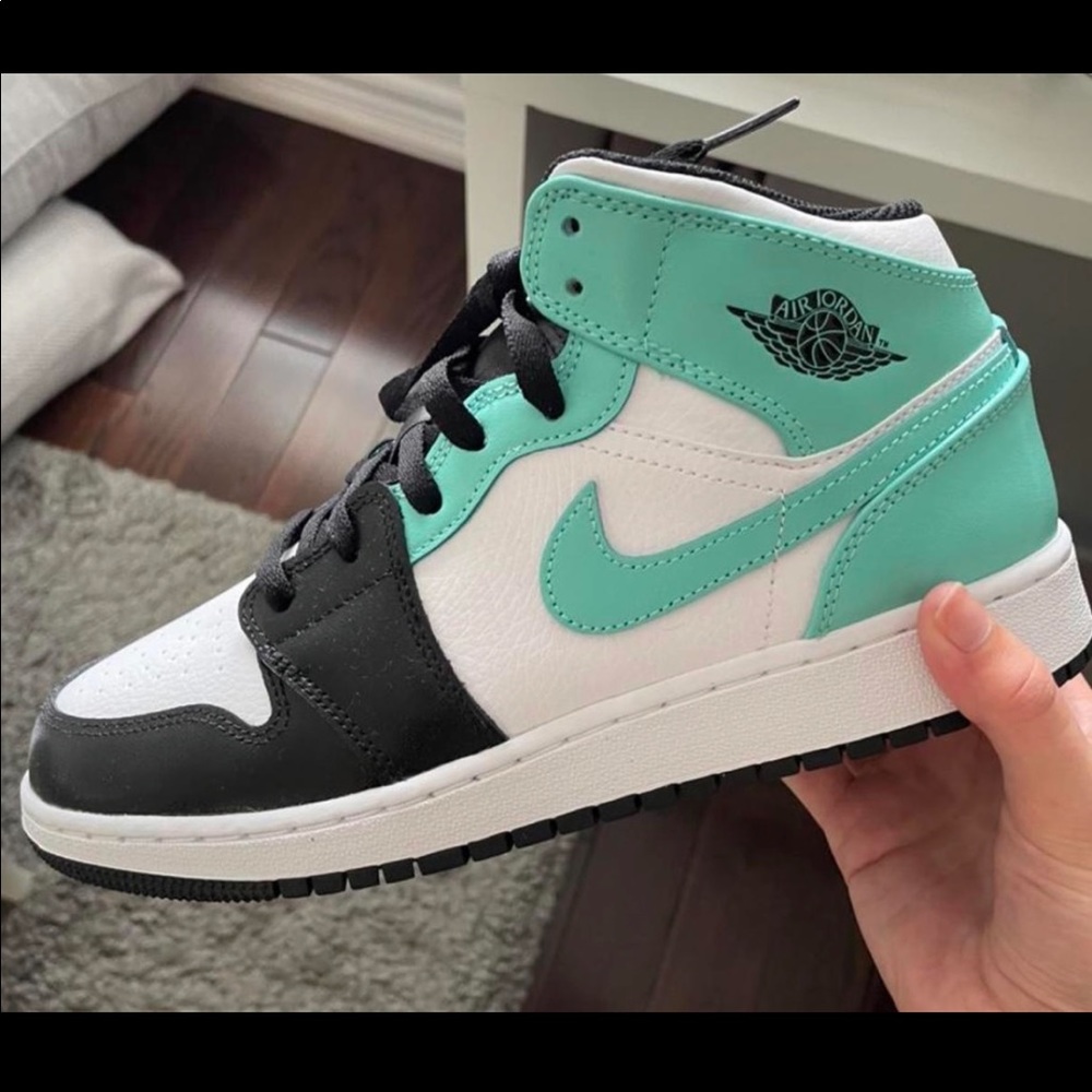 BRAND NEW jordan 1s mid gs tropical twist
size 6y US/women’s 7.5 
never worn !!